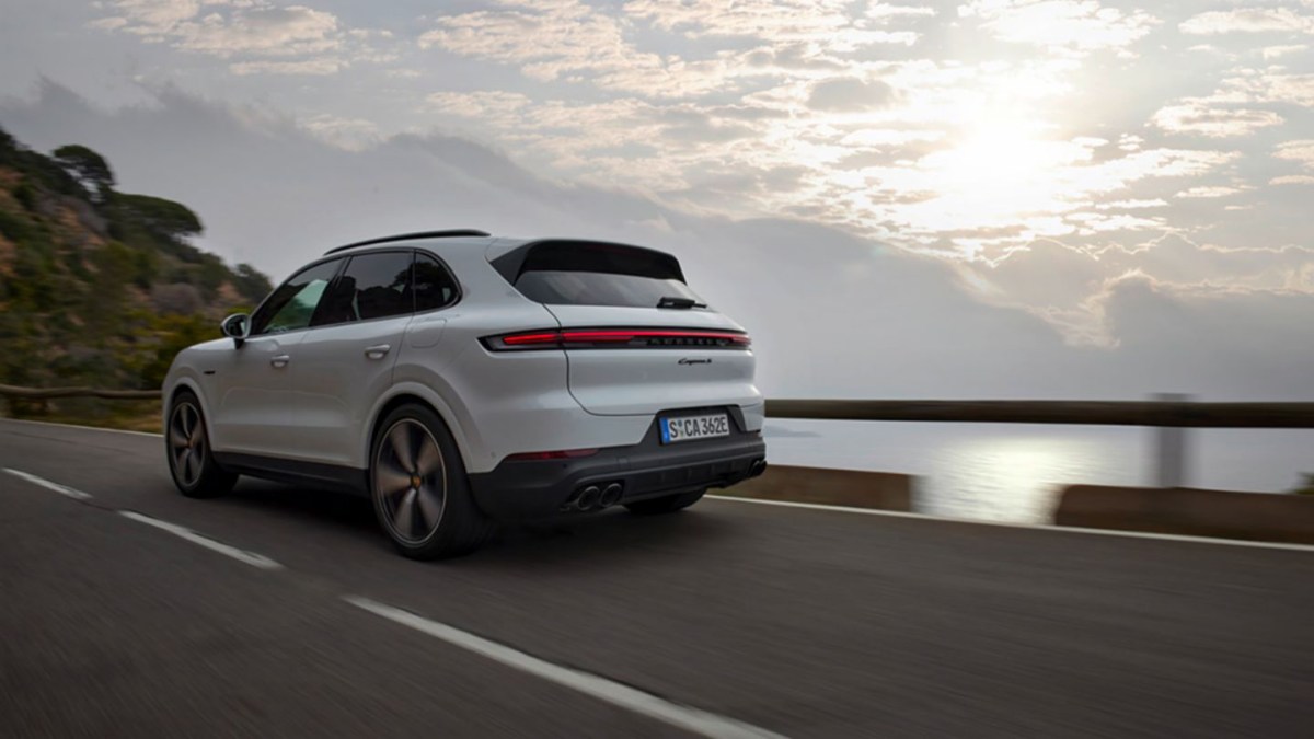 2024 Porsche Cayenne Facelift vs. 2024 BMW X5 LCI Which Premium